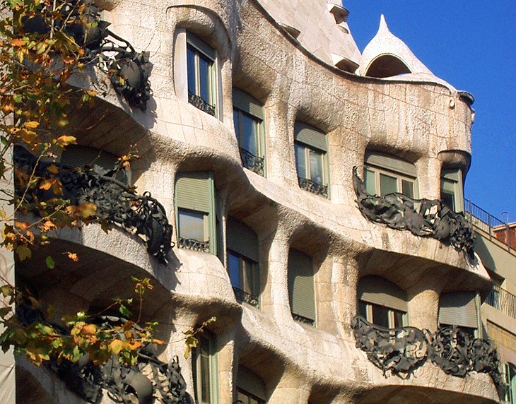 Casa-Mila-La-Pedrera 20 Mejores lugares para visitar en Barcelona