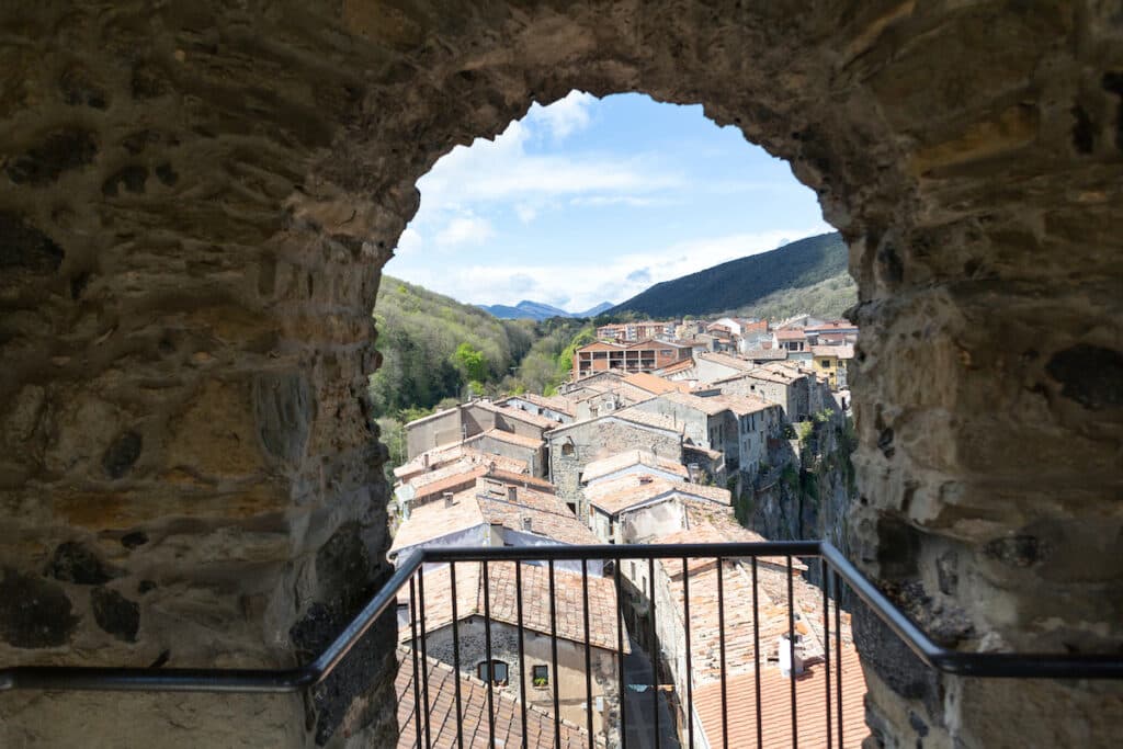 Castellfollit-de-la-Roca Castellfollit de la Roca: El pueblo diminuto más fotografiado de España