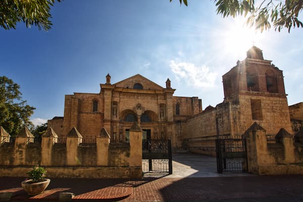 Catedral-Primada-de-America Lugares para visitar en Santo Domingo que ofrecen belleza natural y diversión