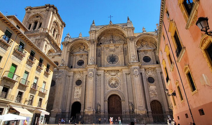 Catedral-Santa-Maria-de-la-Encarnacion 14 Principales atracciones turísticas de Granada en España