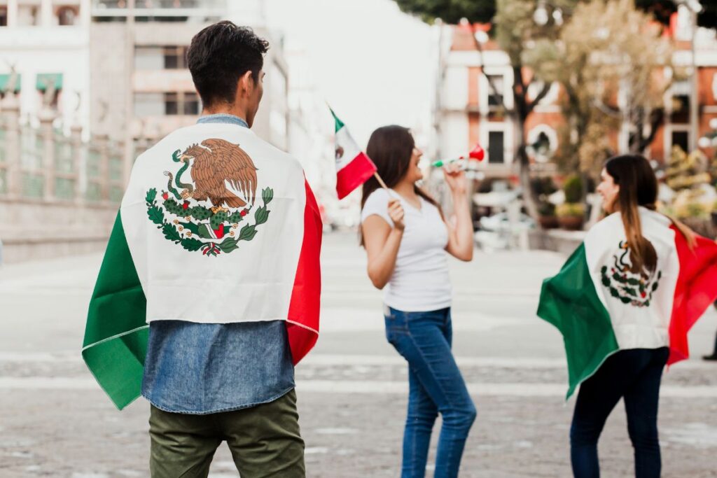 Celebrando-el-dia-de-la-bandera-Mexico-y-la-identidad-nacional-1024x683 Bandera de México ¡Todo lo que debes saber!