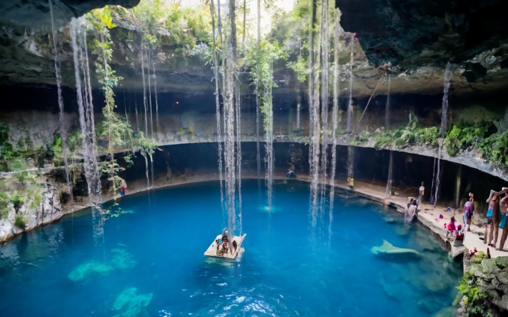 Cenote-Azul-Mexico Cenotes en México: una aventura ideal para toda la familia