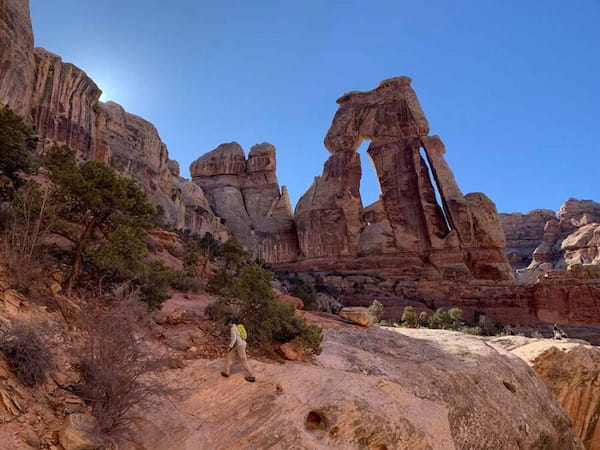 Chesler-Park-Loop-con-Druid-Arch 6 Rutas para Mochileros en el Parque Nacional Canyonlands, Utah