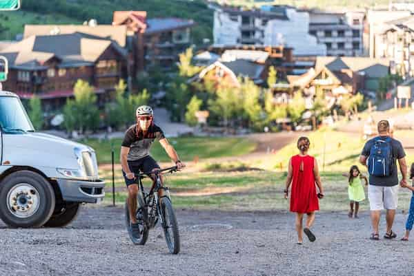 Ciclo-por-la-ciudad-1 10 Formas Divertidas de Explorar Aspen en el verano