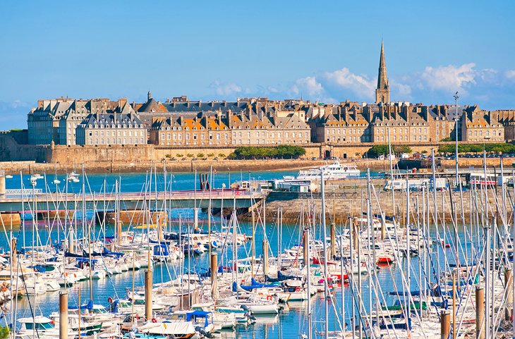 Ciudades-costeras-y-complejos-turisticos-en-Bretana 26 Lugares para visitar en Francia que no puedes perderte