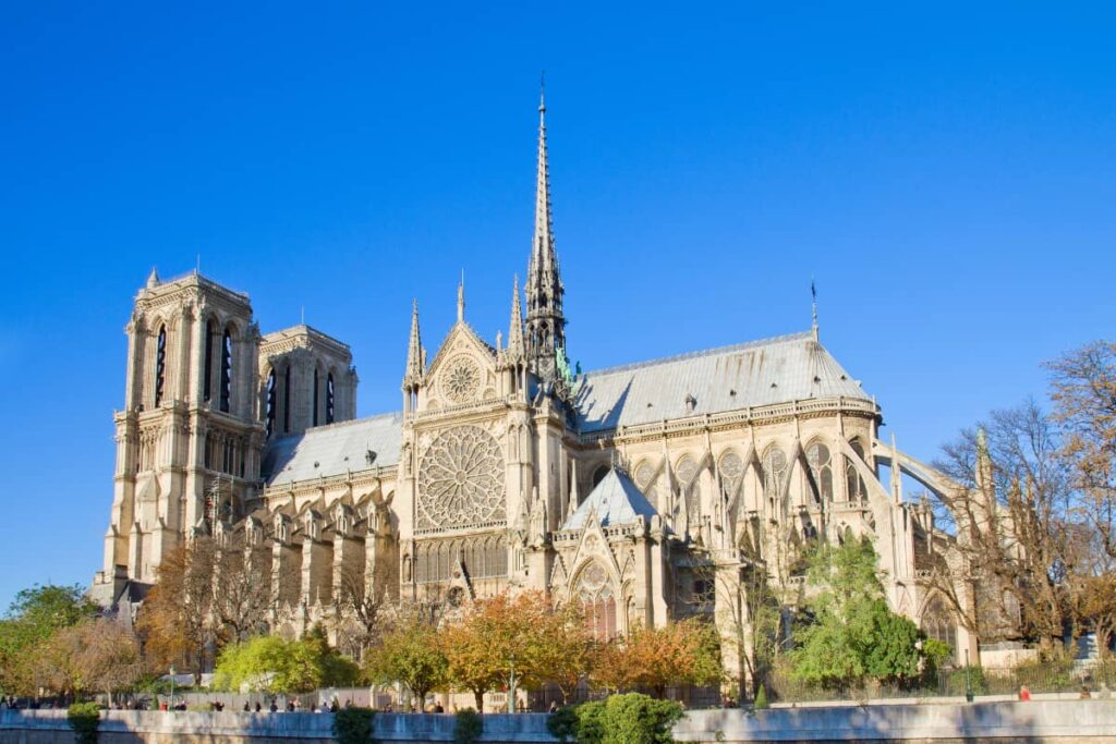 Conoce-la-iconica-Catedral-de-Notre-Dame-en-Paris-Descubre-sus-secretos-1024x683 Distritos de París: Guía para explorar cada rincón