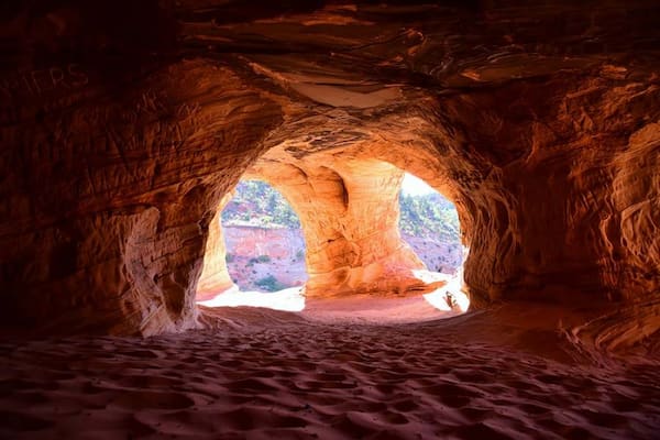Consigue-la-toma-perfecta-en-las-cuevas-de-arena 11 Mejores Cosas para Hacer en Kanab, Utah