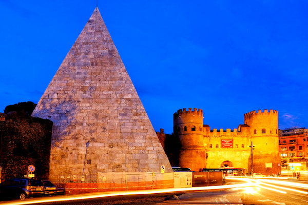 De-mausoleo-a-muro-protector Pirámide de Cestio: Un mausoleo al modo egipcio en Roma