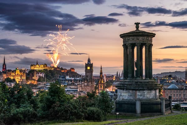 Disfrute-de-las-vistas-desde-Calton-Hill-y-el-Monumento-Nacional-Escoces 21 Destacadas atracciones turísticas de Edimburgo