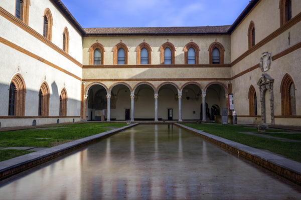 El-Castillo-Sforzesco-la-fortaleza-de-los-gobernantes-de-Milan Paseo histórico por el casco antiguo de Milán