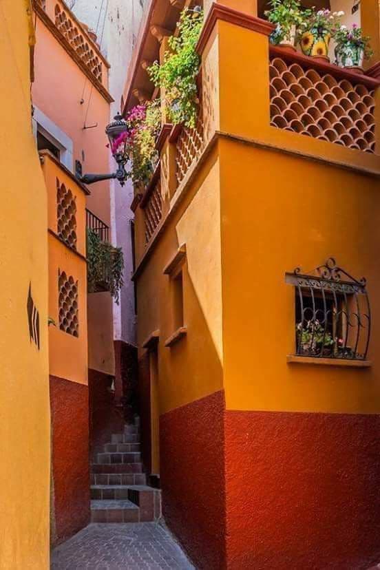 El-famoso-callejon-del-beso-en-el-majestuoso-Guanajuato Mejores Lugares para Visitar en Guanajuato