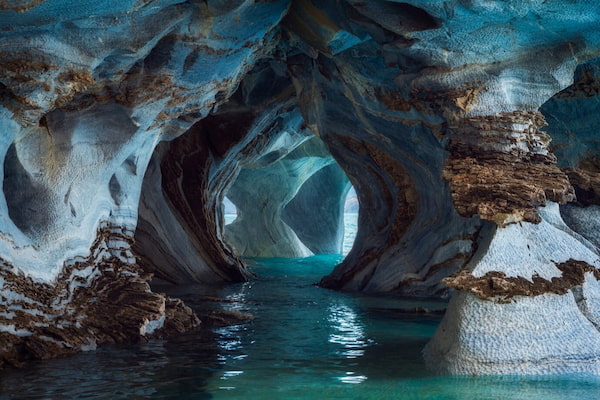 El-mejor-momento-para-ir-Visita-las-increibles-cuevas-de-marmol-que-cambian-de-color-en-Chile-4 Visita las increíbles cuevas que cambian de color en Chile