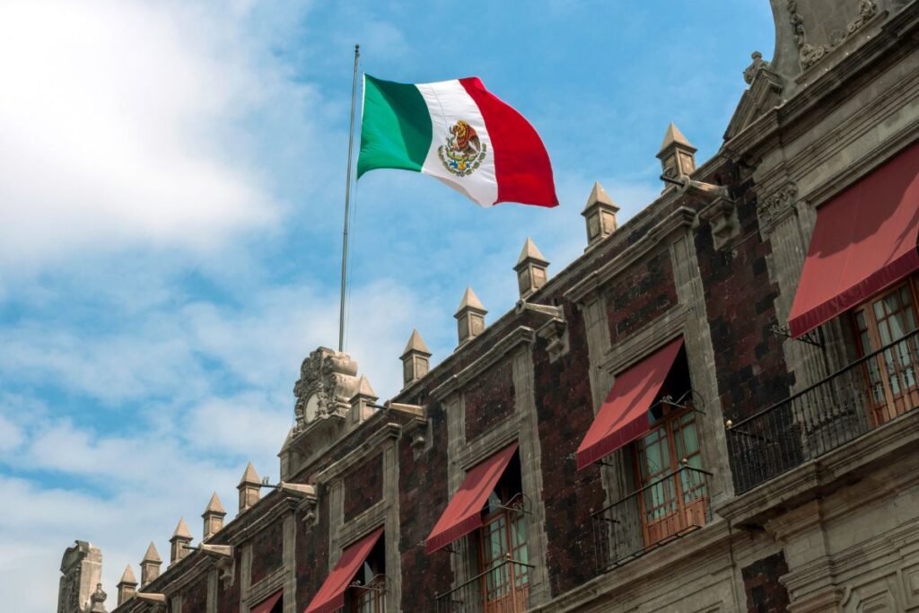 El-significado-detras-de-la-bandera-mexicana-1024x683 Bandera de México ¡Todo lo que debes saber!