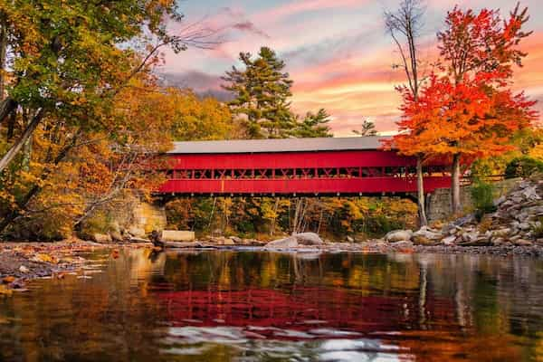 Encuentra-un-poco-de-magia-debajo-de-un-puente-cubierto 10 Cosas para Hacer en Otoño en New Hampshire