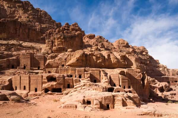 Es-el-hogar-de-mas-de-1000-tumbas 8 Alucinantes Datos sobre Petra, Jordania