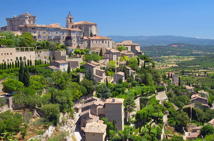 Gordes-una-aldea-ideal-ubicada-en-lo-alto-de-una-colina 20 Mejores lugares para visitar en Haut-Vaucluse, Provenza