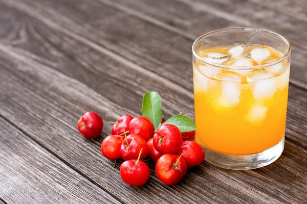 Jugo-de-Acerola-2 6 Platos increíbles para probar en Okinawa en Japón