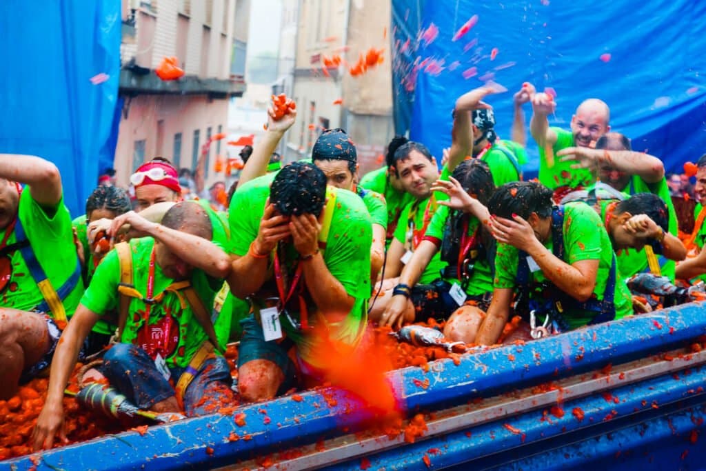 La-Tomatina-se-origino-en-una-pelea-callejera Fiesta de la Tomatina en España: Todo lo que debes saber