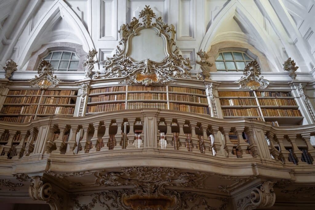 Las-bibliotecas-importantes-emplean-murcielagos-para-protegerlas 9 Hechos sorprendentes de Portugal que tal vez no conocías