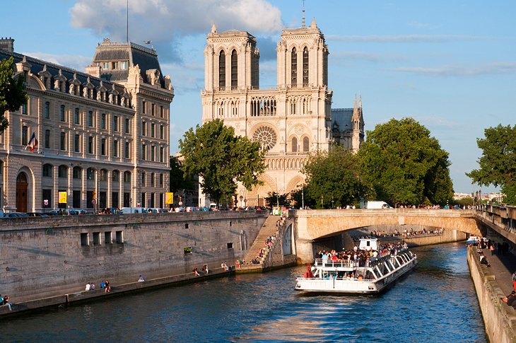 Las-mejores-vistas-de-la-catedral-de-Notre-Dame 31 Atracciones turísticas de París recomendadas por expertos