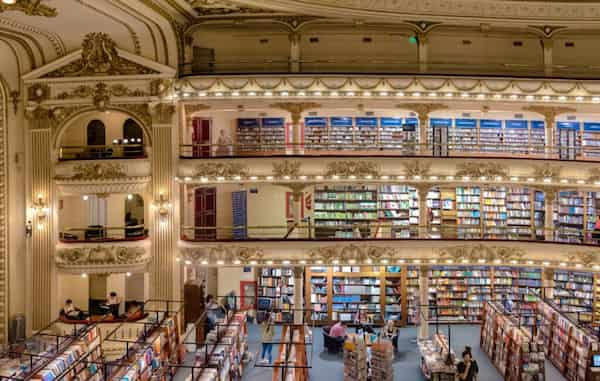 Los-titulos-en-espanol-son-prominentes Librería El Ateneo Grand Splendid, Ubicada en un Antiguo Teatro