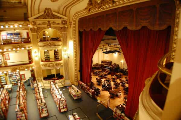 Los-viejos-palcos-de-opera-tienen-un-nuevo-papel Librería El Ateneo Grand Splendid, Ubicada en un Antiguo Teatro