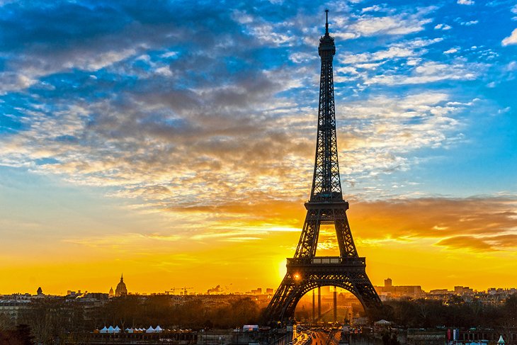 Mira-el-atardecer-desde-la-Torre-Eiffel 31 Atracciones turísticas de París recomendadas por expertos