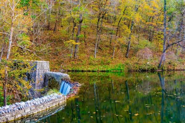 Mirror-Lake-Colores-del-otono-en-Arkansas 8 Increíbles Lugares para Ver los Colores del Otoño en Arkansas