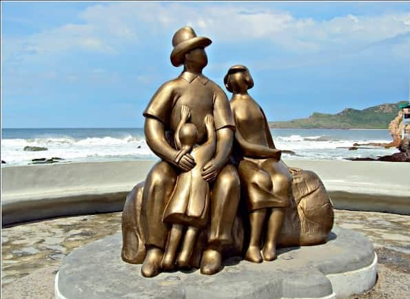 Monumento-a-las-familias-Mazatlecas-1 Visita el Malecón de Mazatlán ¡El más Largo de América Latina!