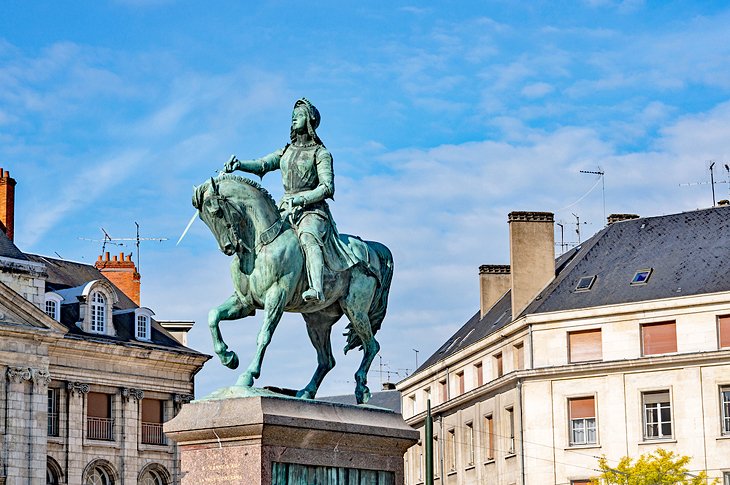 Monumentos-a-Juana-de-Arco-en-Chinon-Rouen-y-Orleans 26 Lugares para visitar en Francia que no puedes perderte