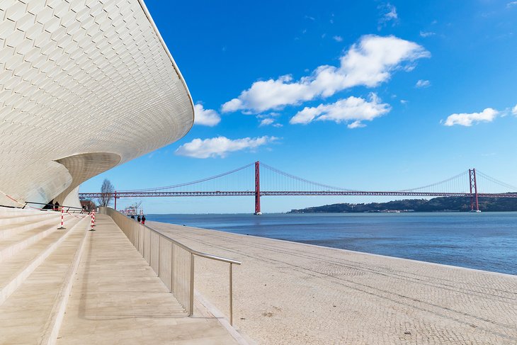 Museo-de-Arte-Arquitectura-y-Tecnologia-MAAT 25 Principales atracciones turísticas de Lisboa en Portugal