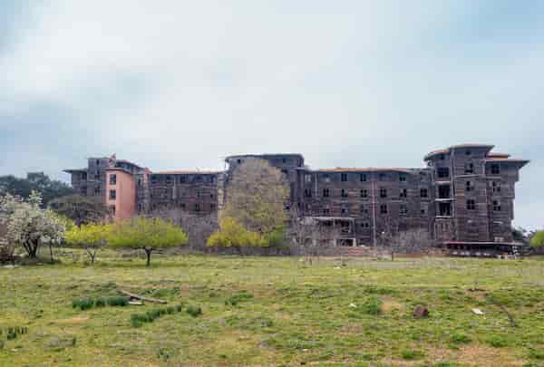 Otras-estructuras-fantasmales-en-Turquia-1 La Historia de Burj Al Babas el Pueblo Fantasma de Turquía