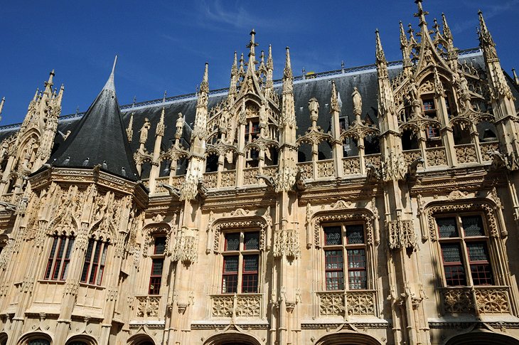 Palacio-de-Justicia-y-Monumento-Judio 11 Principales atracciones turísticas en Rouen, Francia