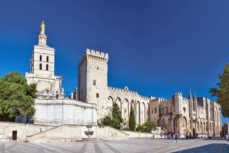 Palacio-de-los-Papas 10 Mejores lugares para visitar en Aviñón, Francia