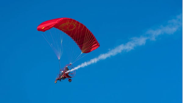 Paratrike-un-paracaidas-motorizado 5 Emocionantes Actividades Aéreas en Qatar: No las Puedes Dejar Pasar