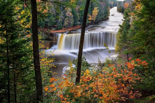 Parque-estatal-Tahquamenon-Falls 9 Lugares asombrosos para ver los Colores del Otoño en Michigan