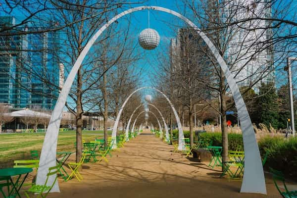 Pasar-el-rato-en-el-parque-Klyde-Warren-1 15 Cosas Gratis para Hacer en Dallas, Texas