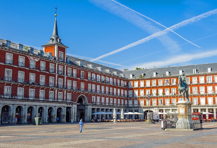 Pasear-por-la-Plaza-Mayor 18 Principales atracciones turísticas en Madrid, España