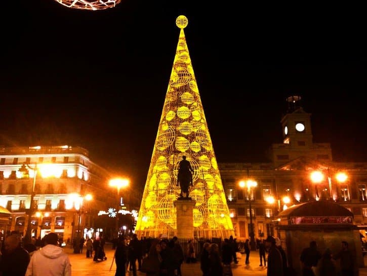 Pasear-por-la-Puerta-del-Sol-y-la-Plaza-Mayor 10 Cosas para hacer en tu primer viaje a Madrid