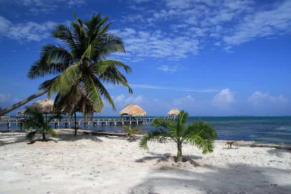 Paseo-por-la-playa-1 Experiencias en Ambergris Caye, Belice que debes Vivir