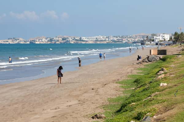 Paseo-por-la-playa 15 Cosas para Ver y Hacer en Mascate, Omán