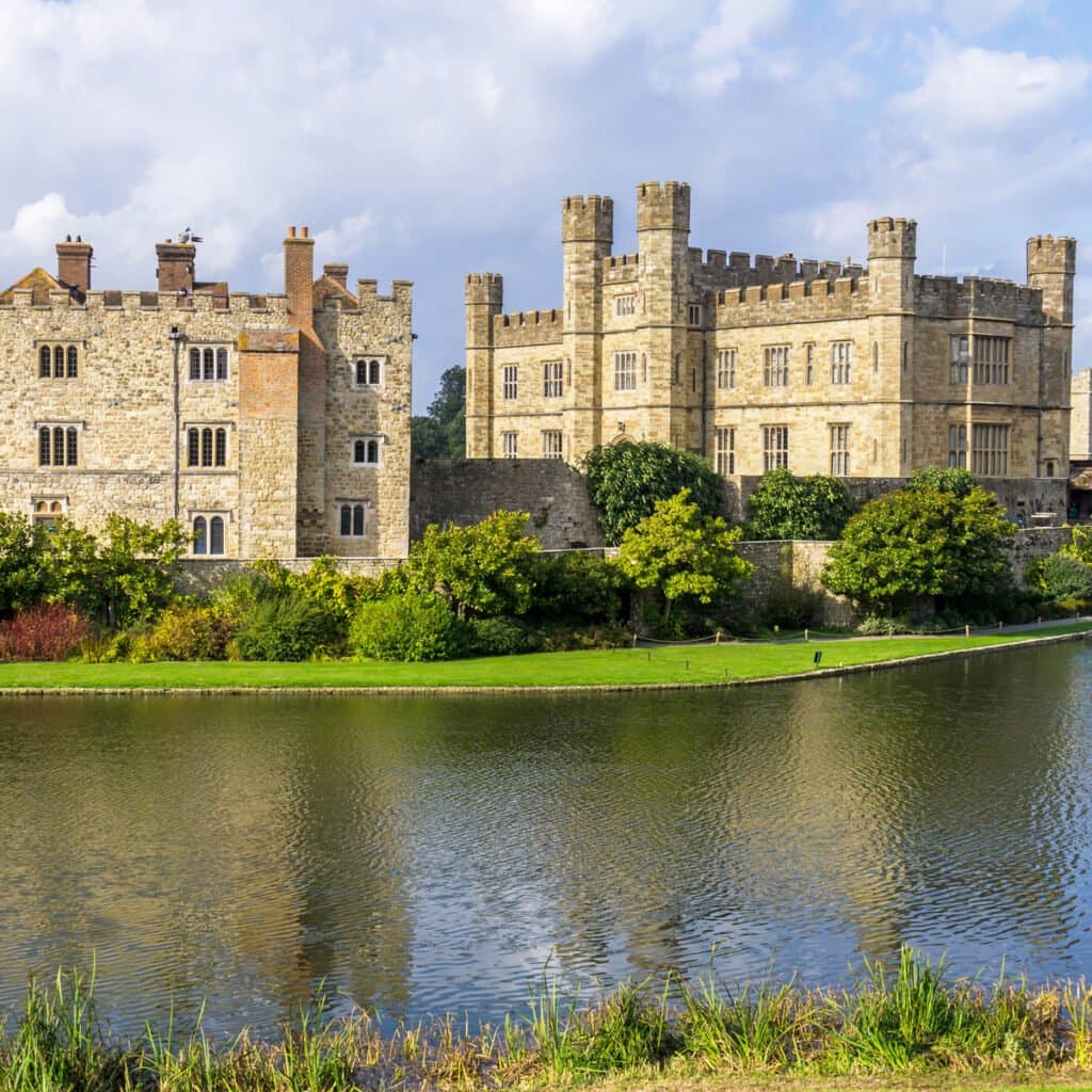 Patio-estable-en-el-castillo-de-Leeds 9 Castillos en el Reino Unido donde puedes quedarte