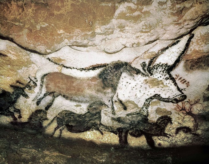 Pinturas-rupestres-prehistoricas-en-Lascaux 15 Atracciones turísticas de Francia más destacadas