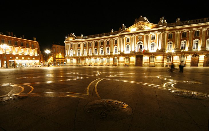 Plaza-del-Capitolio 16 Principales lugares para visitar en Toulouse