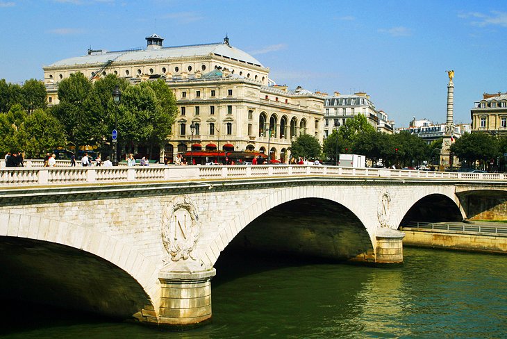 Plaza-del-Chatelet-y-Tour-Saint-Jacques 31 Atracciones turísticas de París recomendadas por expertos