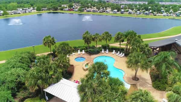 Resort-para-autocaravanas-con-vista-al-lago 10 Espectaculares sitios para acampar cerca de Houston, Texas