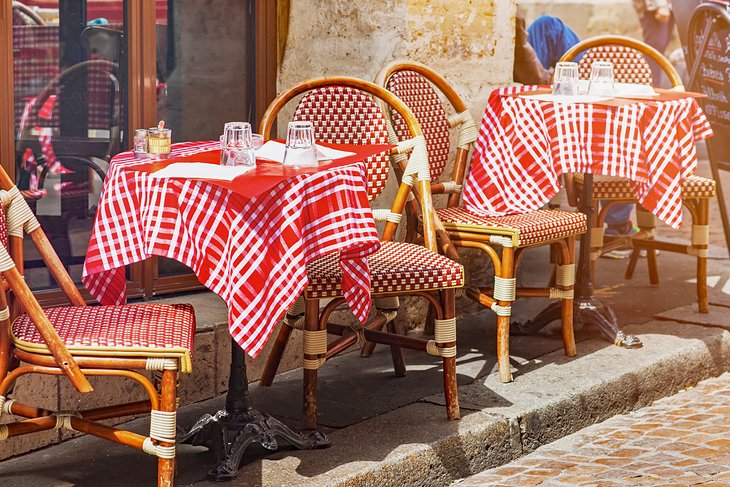 Restaurantes-de-la-calle-Mouffetard 16 Principales atracciones en el Barrio Latino de París