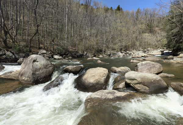 Saluda-Sendero-Green-River-Cove-Green-River-Gameland 10 Espectaculares Caminatas en Carolina del Norte