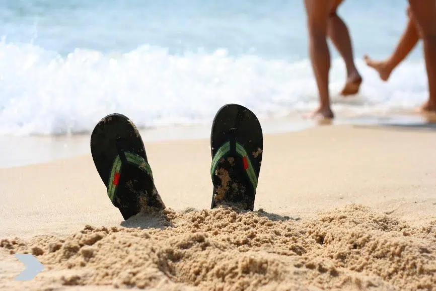 Sandalias-de-playa Lista más COMPLETA de Cosas para llevar a la playa en Vacaciones