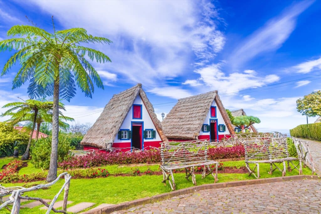 Santana-es-el-hogar-de-casas-tradicionales-unicas Por qué Madeira es El secreto mejor guardado de Portugal